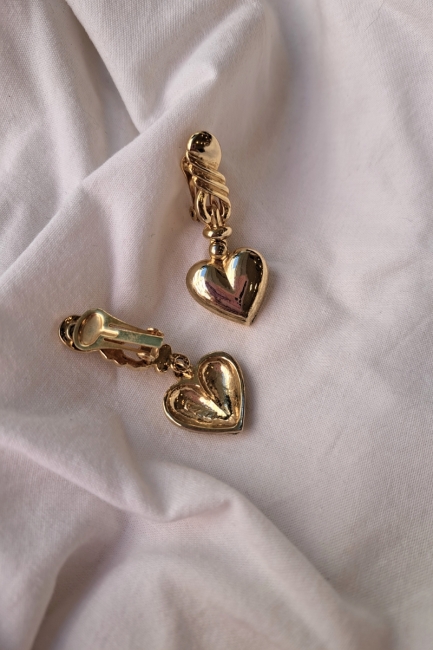 Lesi κλιπ σκουλαρίκια σε χρυσή απόχρωση με στοιχείο καρδιά