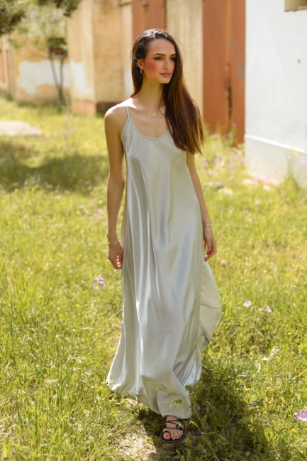 Liana oversized μάξι σατέν φόρεμα σε ασημί