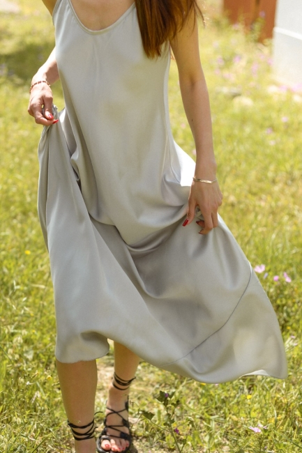 Liana oversized μάξι σατέν φόρεμα σε ασημί