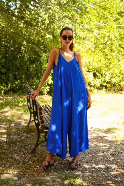 Oλόσωμη φαρδιά φόρμα με χαμηλή πλάτη σε μπλε απόχρωση
